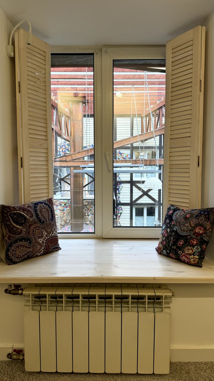 Окна этого номера выходят в уютный внутренний двор