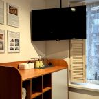 Этот светлый номер с двумя удобными кроватями