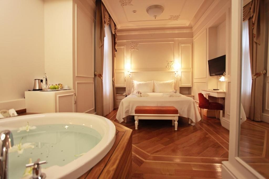 Двухместный (Классический номер с гидромассажной ванной) отеля Corinne Art & Boutique Hotel, Стамбул