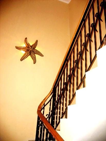 Лестница между этажами. Отель Изабелла
