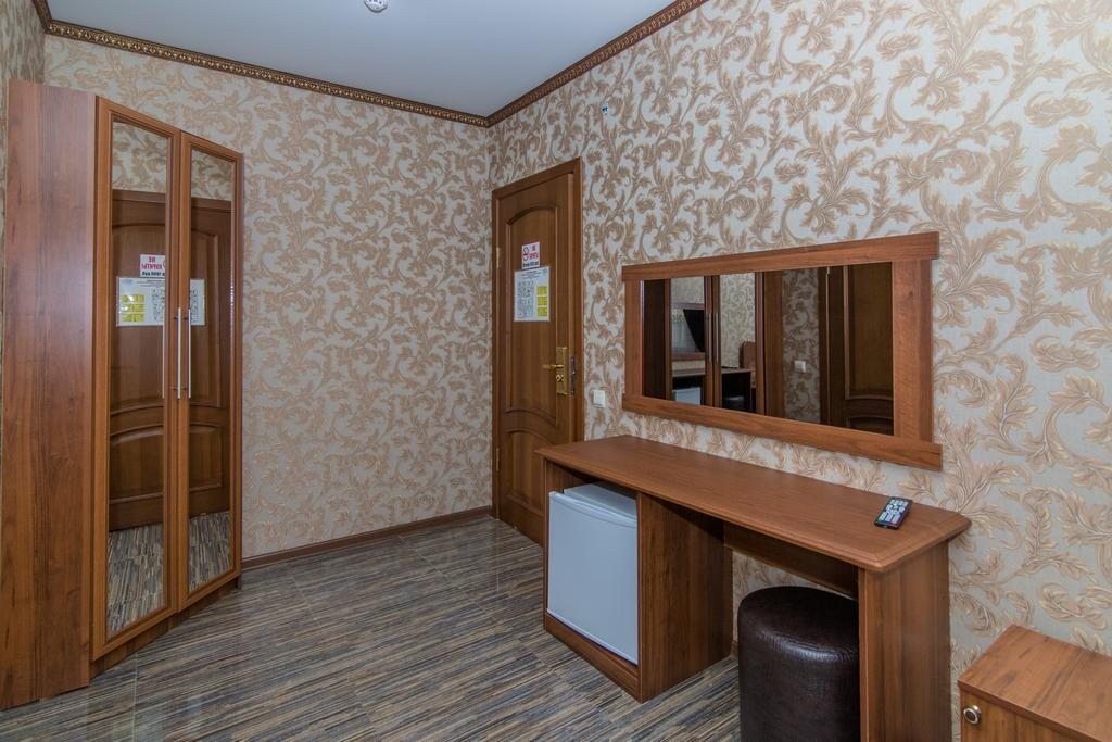 Семейный (Семейный номер с балконом) отеля Корона, Каменск-Шахтинский