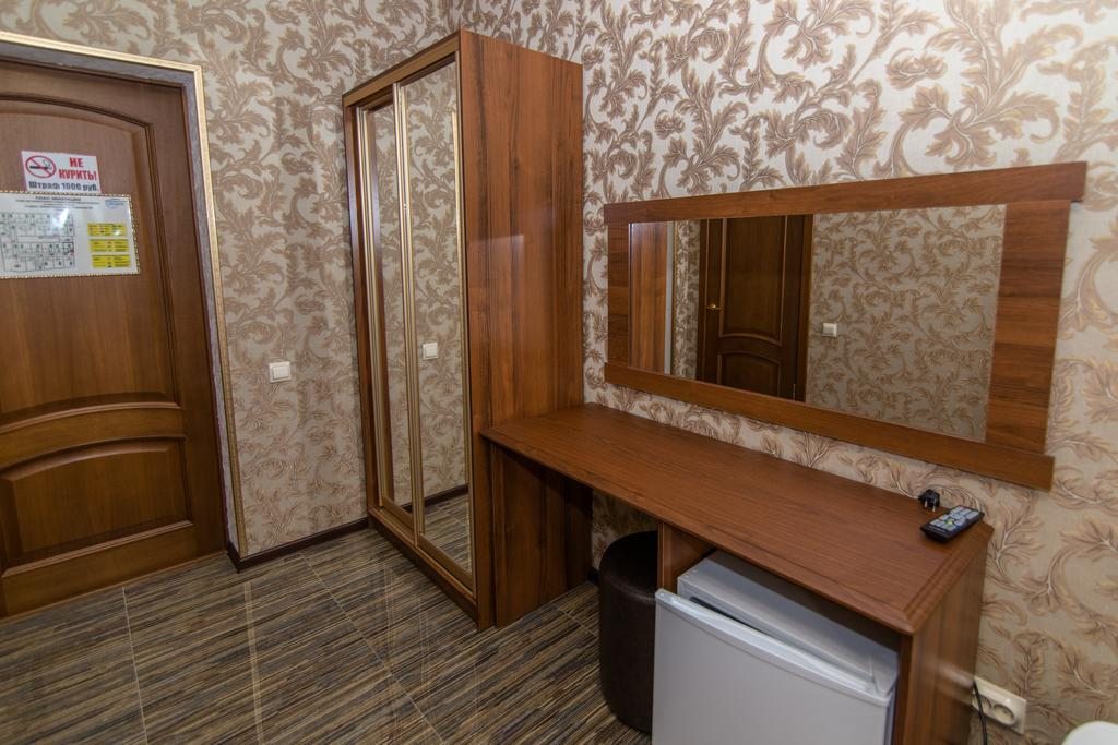 Трехместный (Улучшенный трехместный номер) отеля Корона, Каменск-Шахтинский