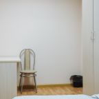 В некоторых комнатах письменный стол