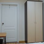 Раскладные столики и гардеробы в каждой комнате