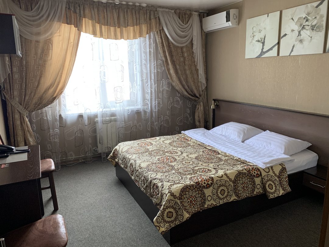 Двухместный (Стандарт двухместный с одной большой кроватью) гостиницы Шоколад, Барнаул