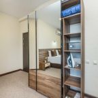 Шкаф, в котором Вы можете взять утюг, доску,одеяло и подушки