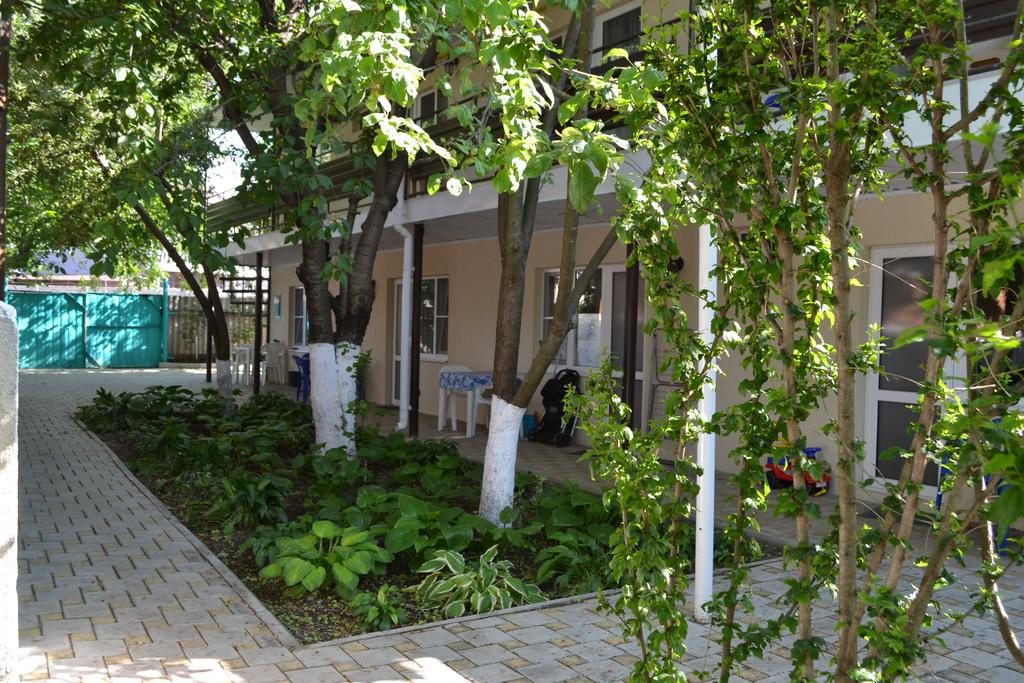Трехместный (Стандартный трехместный номер) гостевого дома Виноградная лоза, Витязево