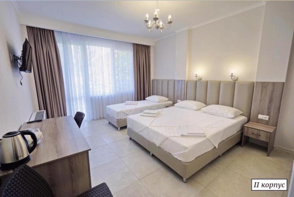 Двухместный (Двухместный номер с двуспальной кроватью и дополнительной кроватью) отеля Адмирал, Ольгинка