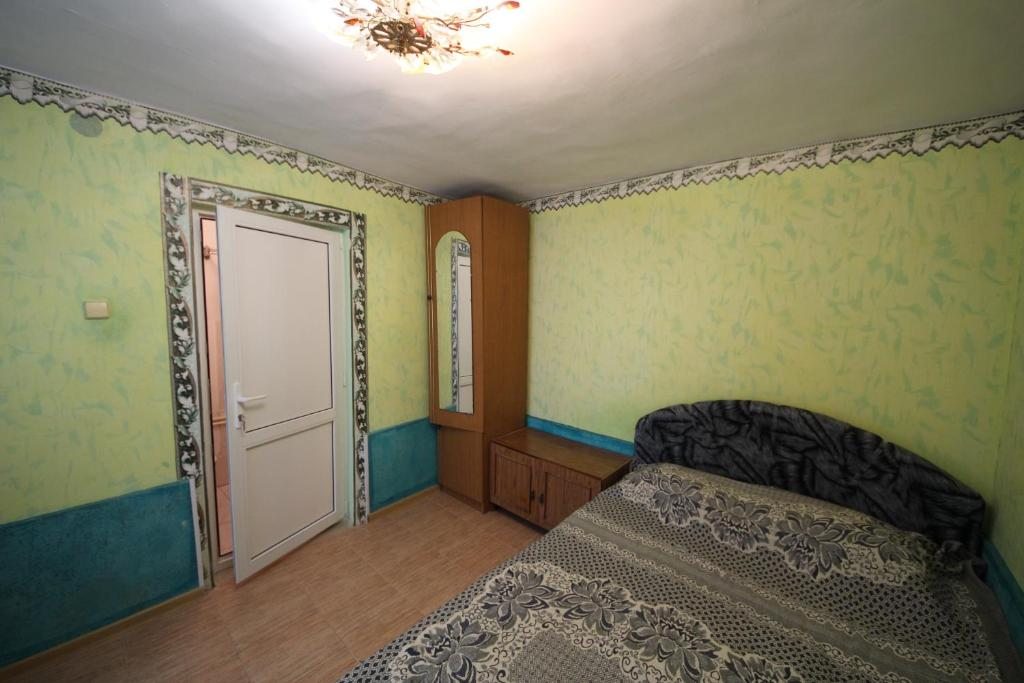Двухместный (Двухместный номер с 1 кроватью и балконом (на 2 взрослых и 1 ребёнка)) мини-гостиницы Семейный отдых, Анапа
