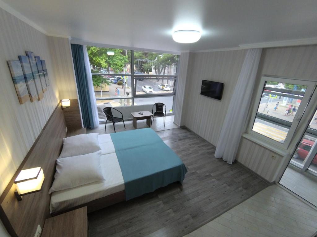 Двухместный (Двухместный номер с 1 кроватью или 2 отдельными кроватями и балконом) отеля Камелия, Анапа