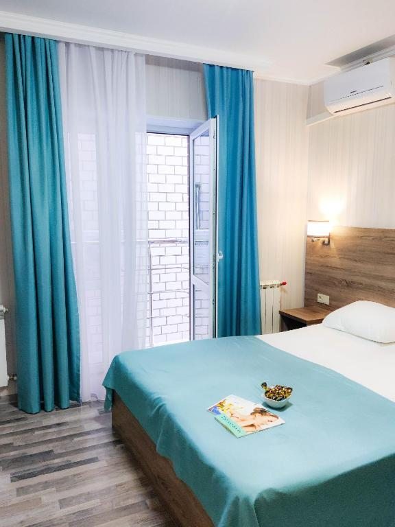 Двухместный (Двухместный номер с 1 кроватью или 2 отдельными кроватями и собственной ванной комнатой) отеля Камелия, Анапа