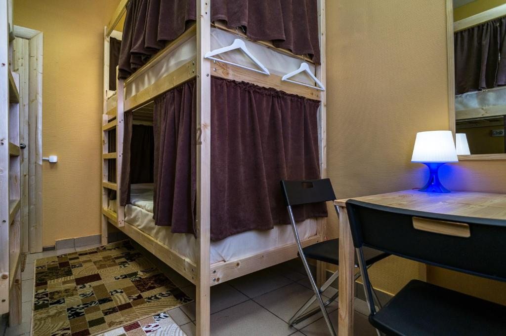 Номер (Спальное место на двухъярусной кровати в общем номере для мужчин и женщин) хостела Мёд у ЖД вокзала, Омск