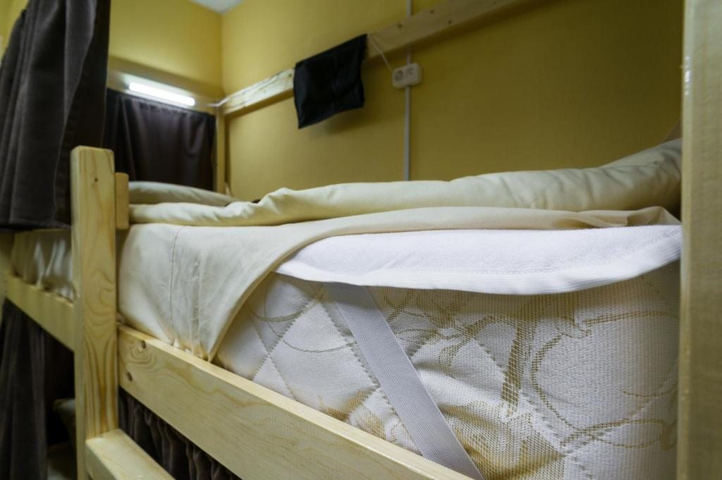 Номер (Спальное место на двухъярусной кровати в общем номере для мужчин) хостела Мёд у ЖД вокзала, Омск