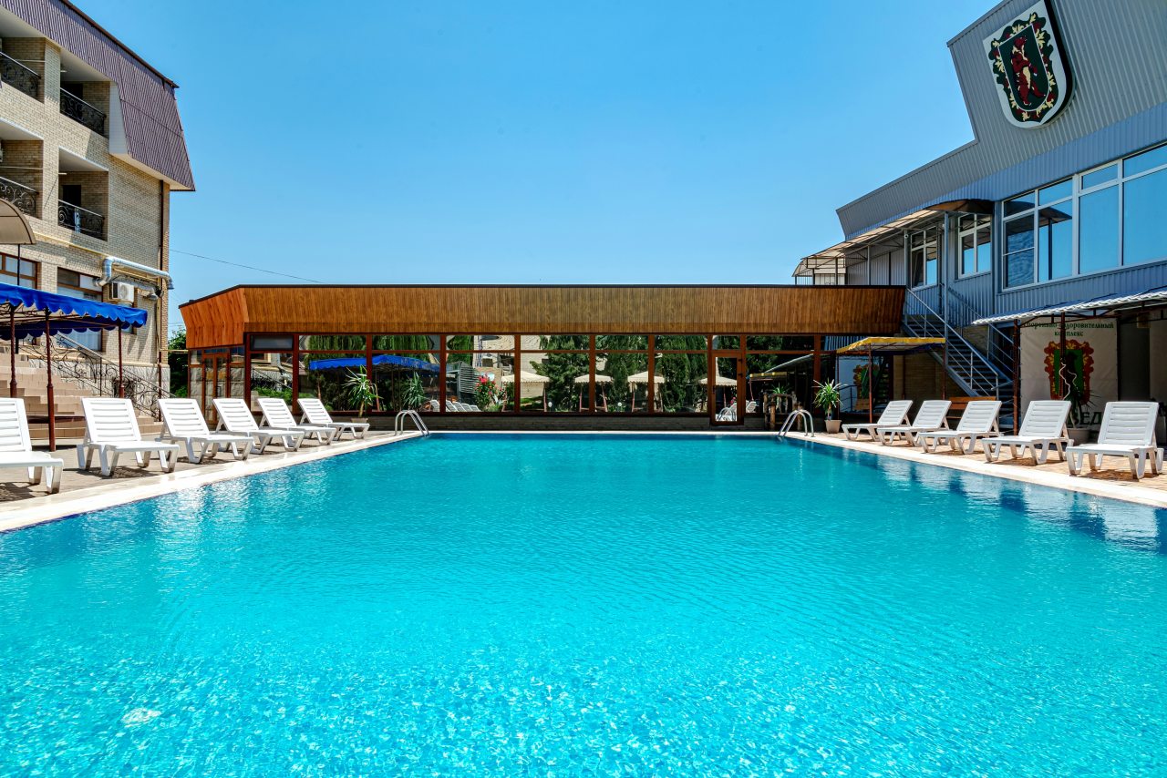 Открытый плавательный бассейн, Отель Медведь Resort