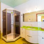 Ванная комната в номере гостиницы Белый Грифон, Коктебель
