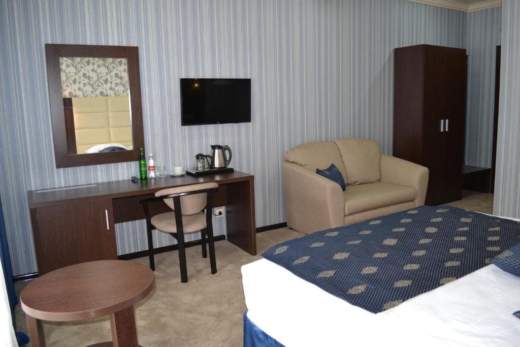 Двухместный (Двухместный номер Делюкс с 1 кроватью и дополнительной кроватью) отеля Grand Hotel & Spa Maykop, Майкоп