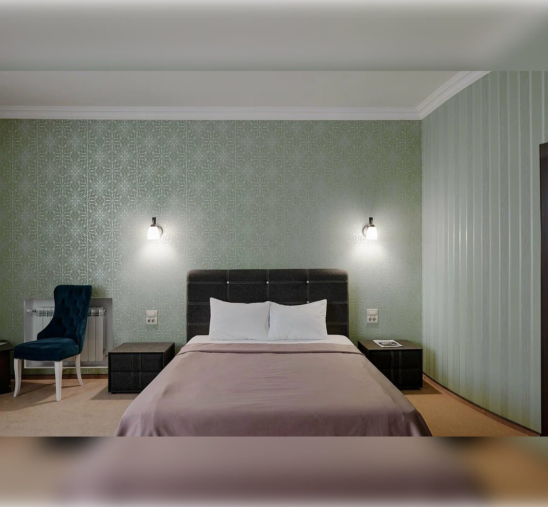 Люкс (Люкс), Гостиница Огни Востока