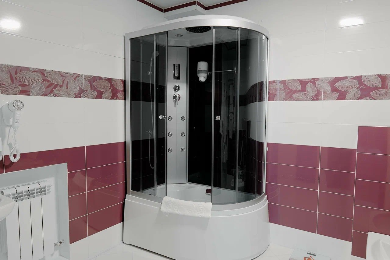 Люкс (Люкс), Гостиница Огни Востока