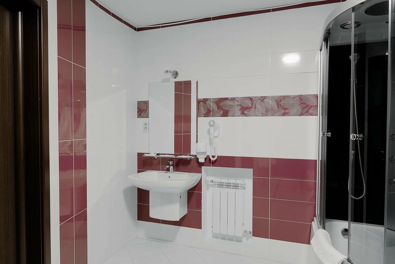 Люкс (Люкс), Гостиница Огни Востока