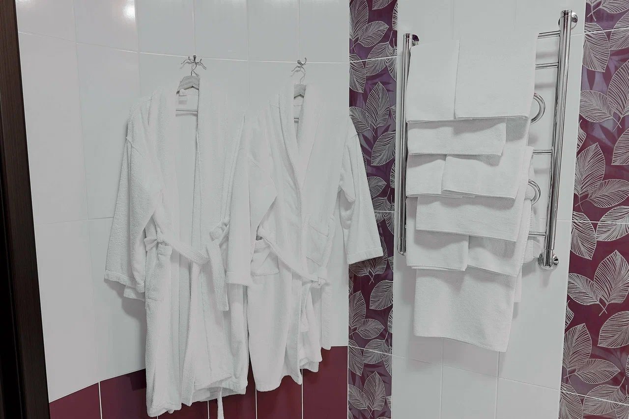 Люкс (Люкс), Гостиница Огни Востока