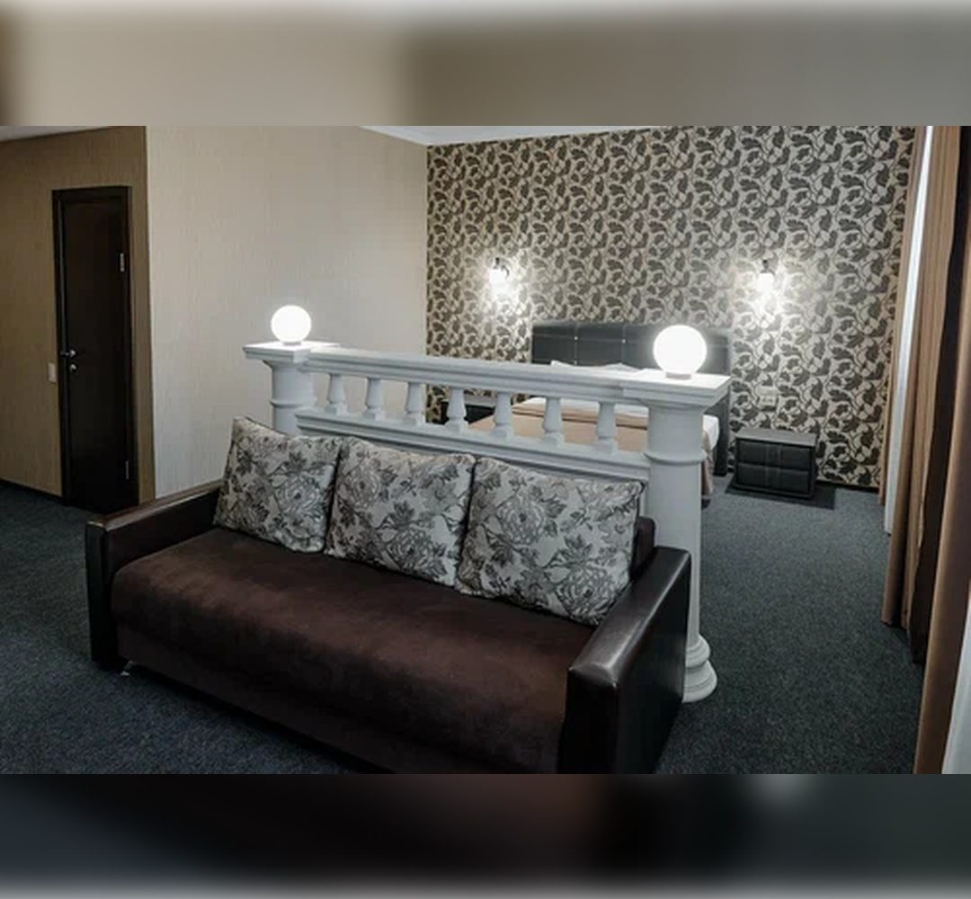 Люкс (Люкс), Гостиница Огни Востока