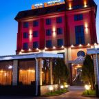 Своя ухоженная территория, Гостиница Огни Востока