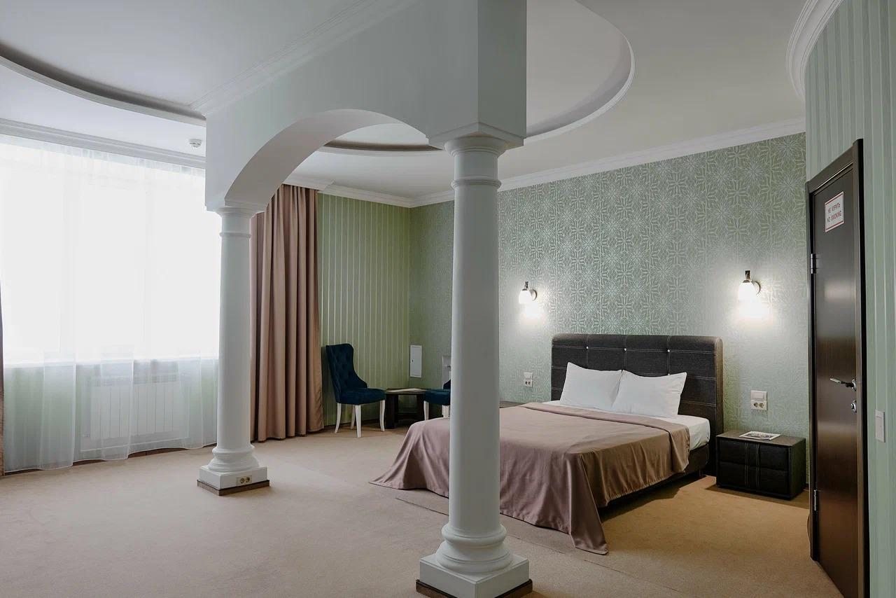 Люкс (Люкс), Гостиница Огни Востока