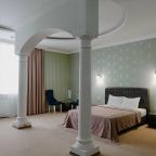 Люкс (Люкс), Гостиница Огни Востока