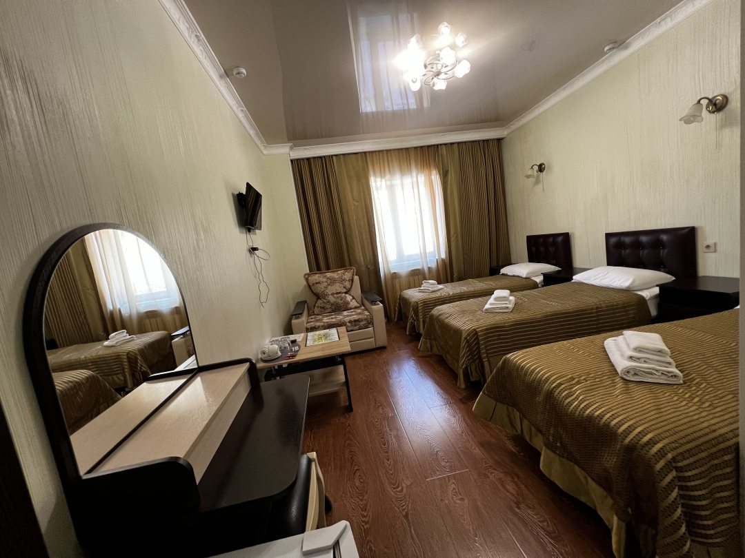 Трехместный (Улучшенный трехместный номер) отеля Бостан, Домбай