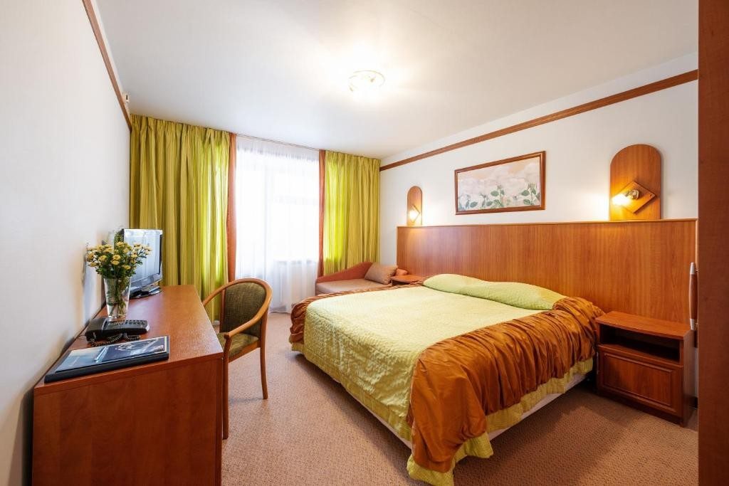 Двухместный (Стандартный номер с 2 односпальными кроватями и диваном) отеля Спортивный парк Волен, Яхрома