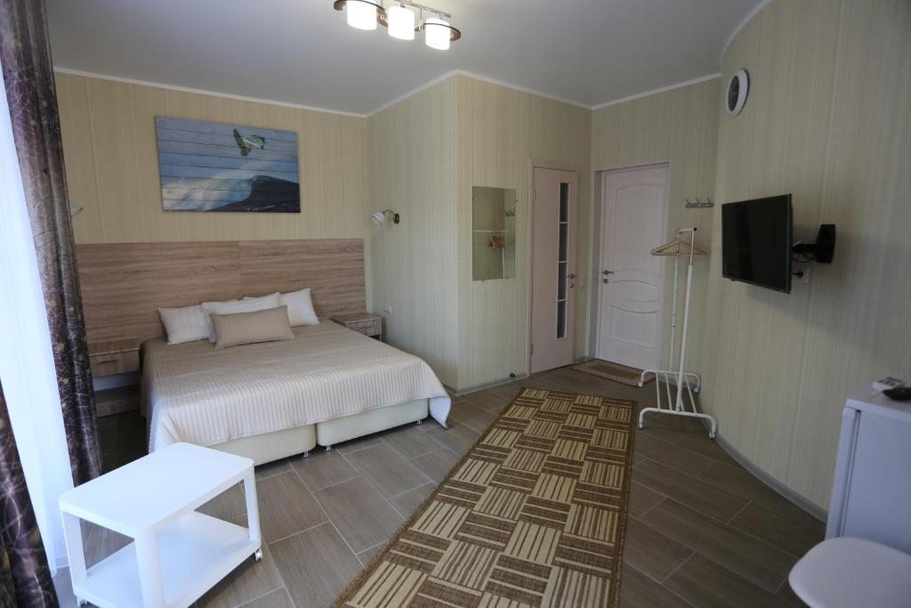 Двухместный (Двухместный номер Делюкс с 1 кроватью и балконом) мини-отеля Блага-Парадайз, Благовещенская