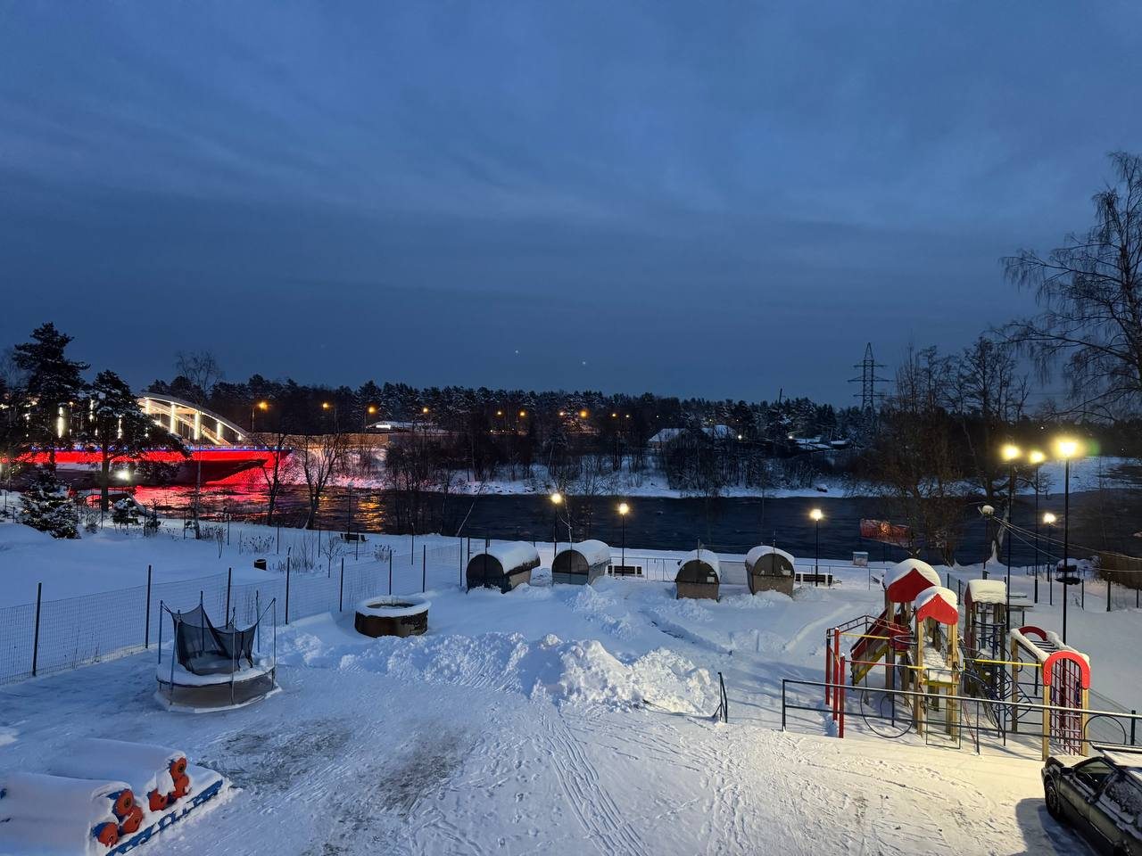 Детская игровая площадка, Гостиница Угребись