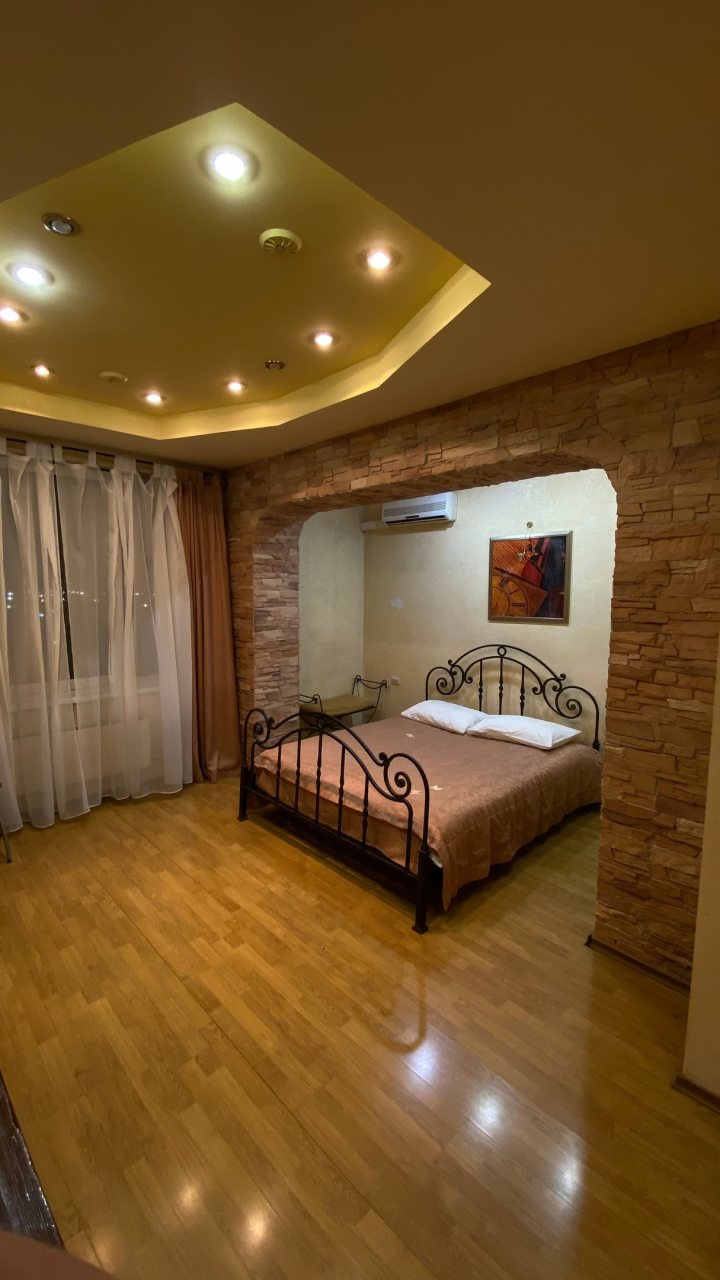 Двухместный (Улучшенный с одной двуспальной кроватью) гостиницы Галактика развлечений, Челябинск