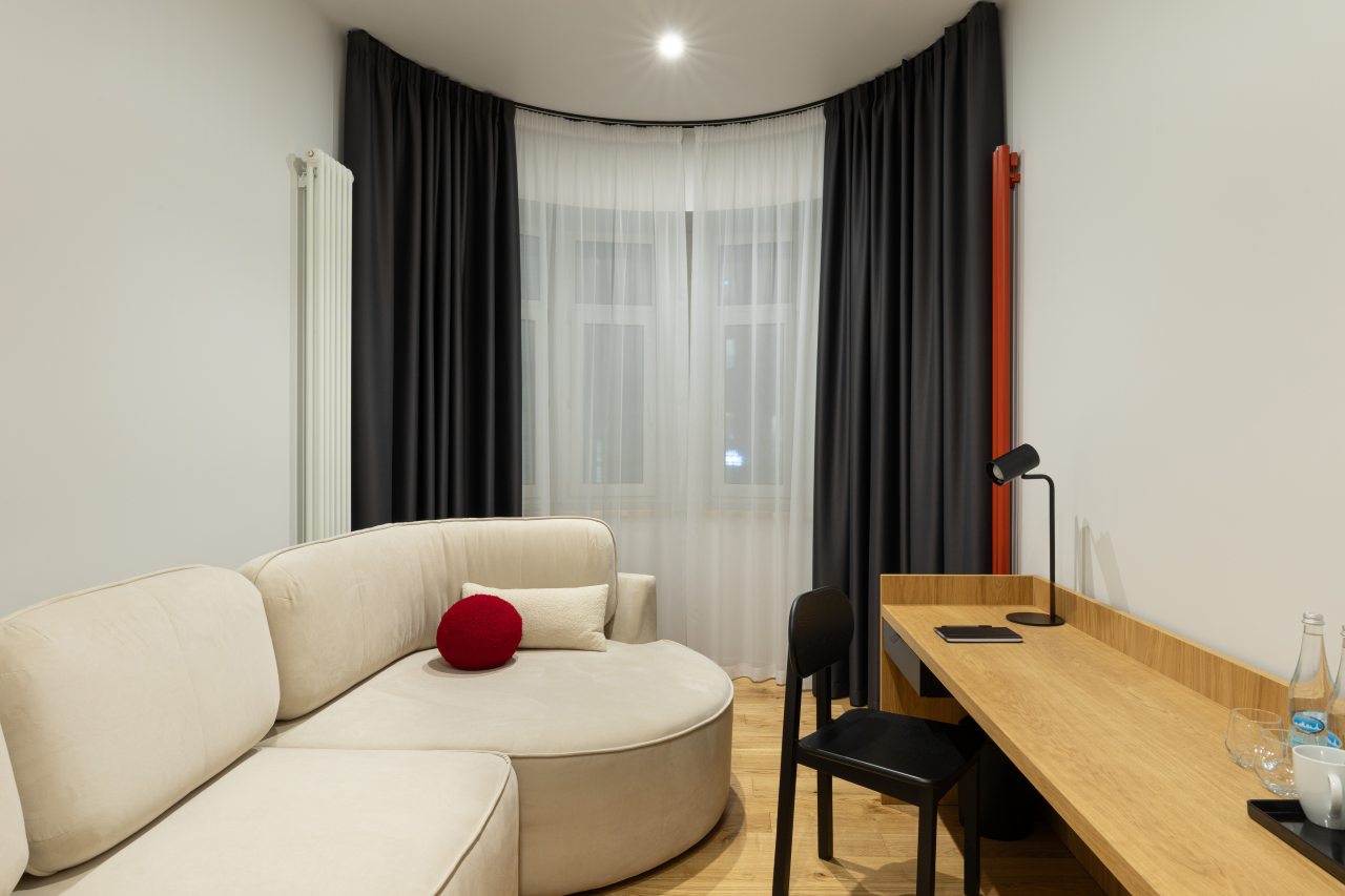 Люкс (Люкс), Гостиница Горки