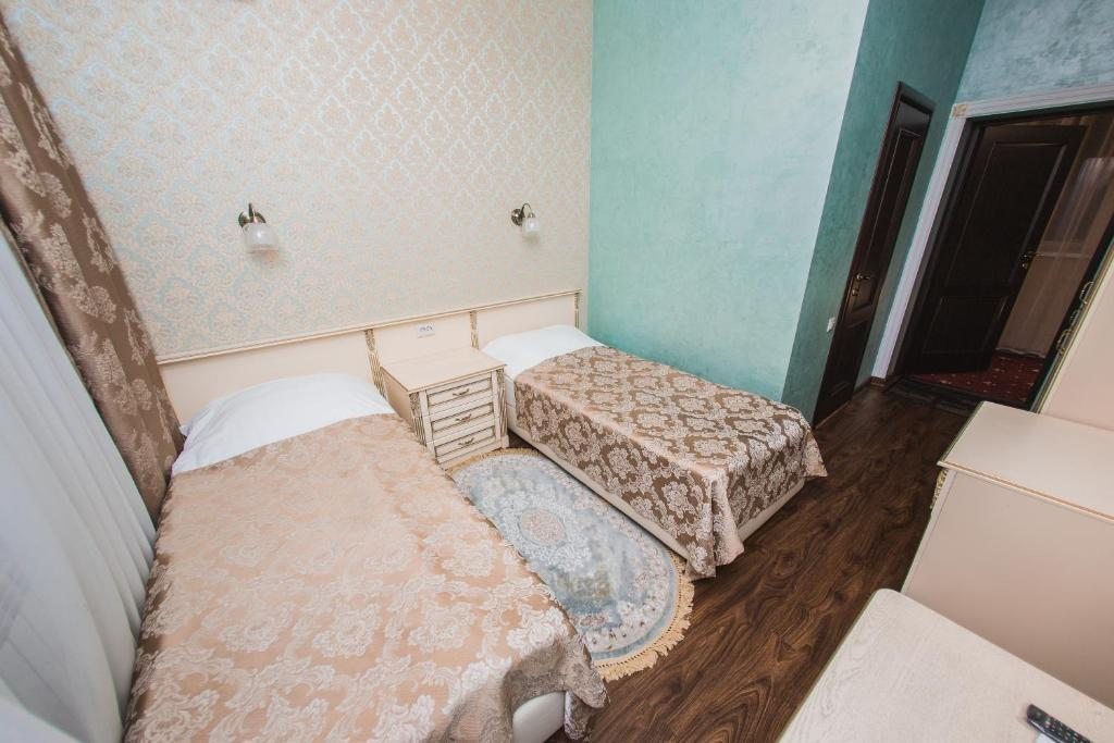Двухместный (Двухместный номер «Комфорт» с 2 отдельными кроватями - Лечение включено) санатория Радуга, Кисловодск