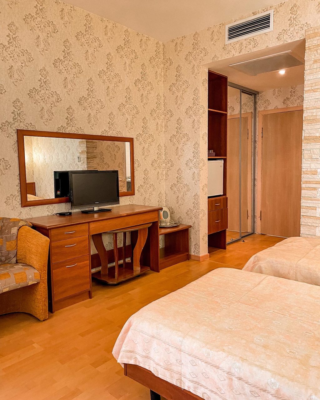 Студио (Стандарт с балконом с раздельными кроватями) гостиницы HOLIDAY, Лазаревское