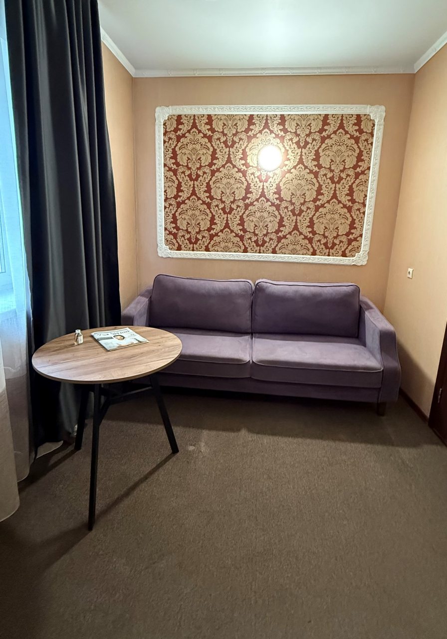 двухкомнатный номер с кровать и  раскладным диваном.