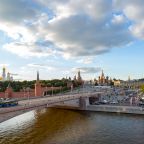 Красочный вид на Москву-реку