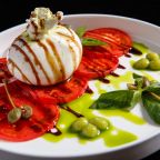 Фермерская буррата с узбекскими томатами