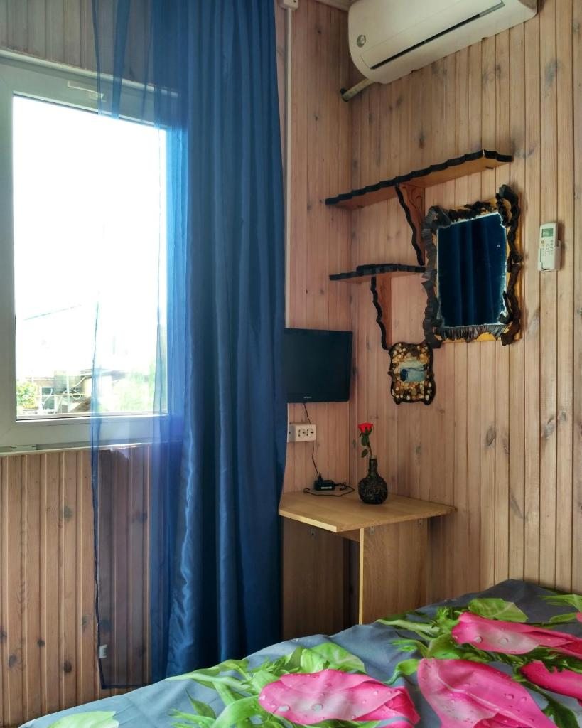 Двухместный (Двухместный номер с 1 кроватью или 2 отдельными кроватями и душем) отеля Зелёный остров, Архипо-Осиповка
