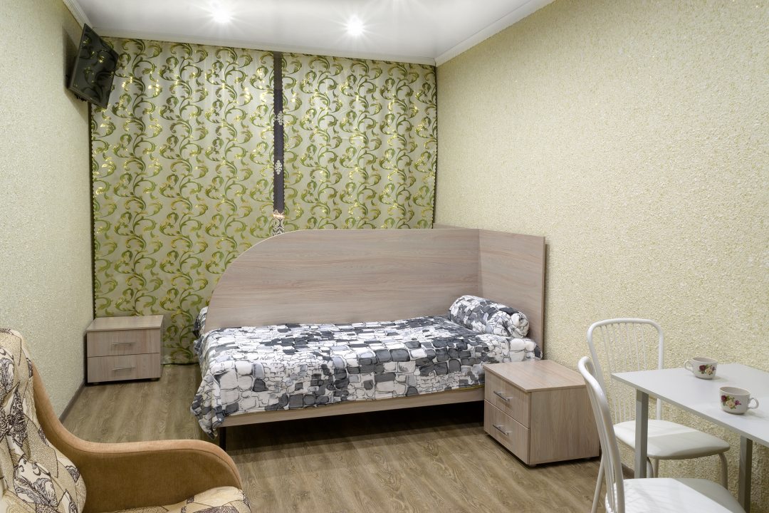 Четырехместный (С двумя кроватями и диваном и общей ванной комнатой) гостевого дома На Партизанской, Барнаул