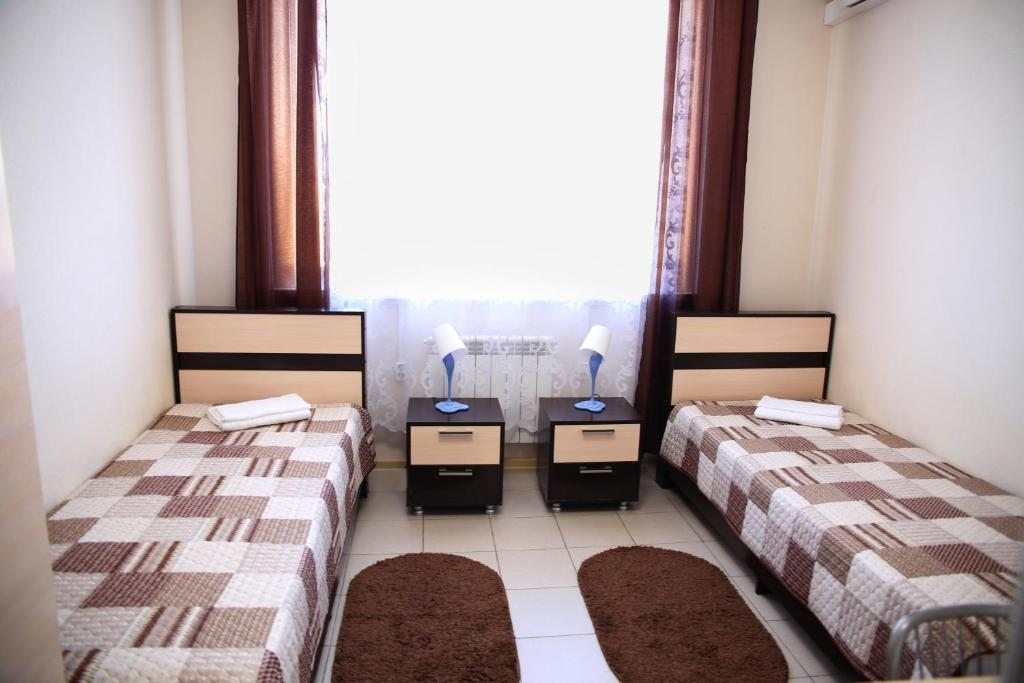 Двухместный (Небольшой двухместный номер с 2 отдельными кроватями) мини-отеля Колесо, Ахтубинск