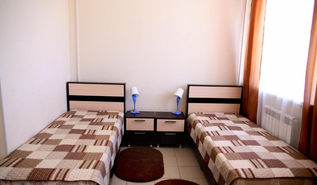 Двухместный (Стандартный номер с 2 односпальными кроватями и диваном) мини-отеля Колесо, Ахтубинск