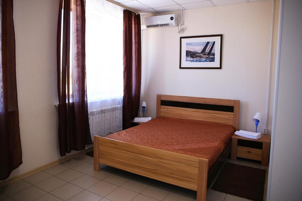 Двухместный (Двухместный номер с 1 двуспальной кроватью и дополнительной кроватью) мини-отеля Колесо, Ахтубинск