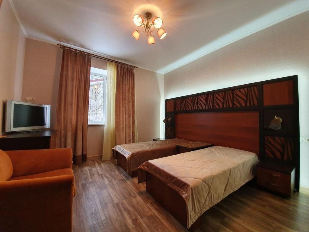 Двухместный (Стандартный двухместный номер с 2 отдельными кроватями) гостевого дома Каменный цветок, Новоабзаково