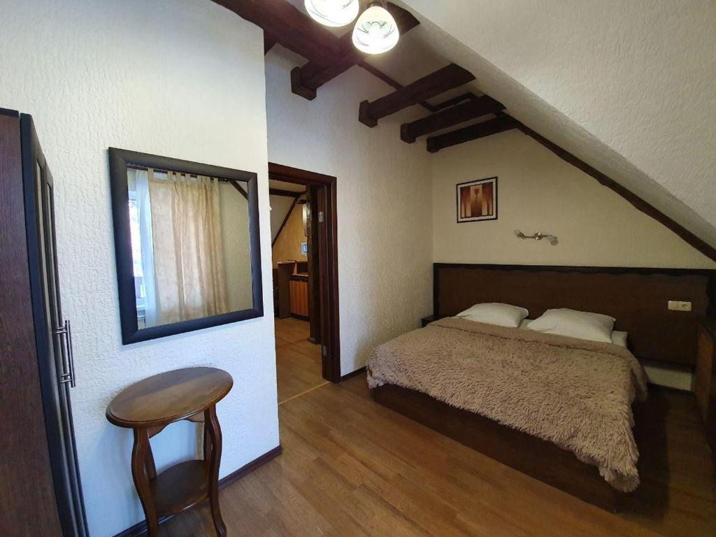 Сьюит (Люкс с кроватью размера «king-size» и балконом) гостевого дома Каменный цветок, Новоабзаково