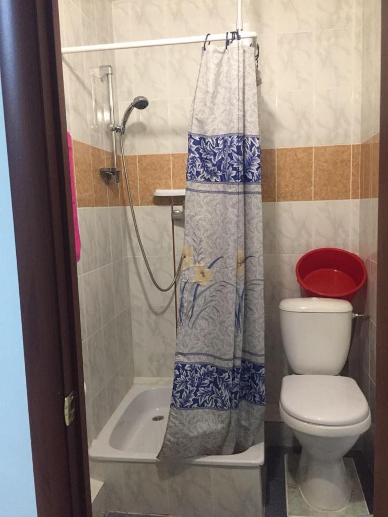 Трехместный (Трехместный номер с ванной комнатой) гостевого дома На Юности, Новомихайловский