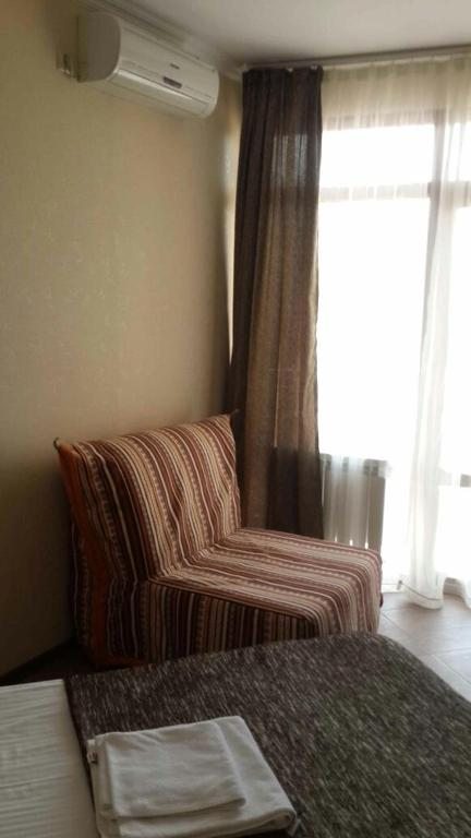 Двухместный (Двухместный номер с двуспальной кроватью и дополнительной кроватью) гостевого дома Жемчуг, Лоо
