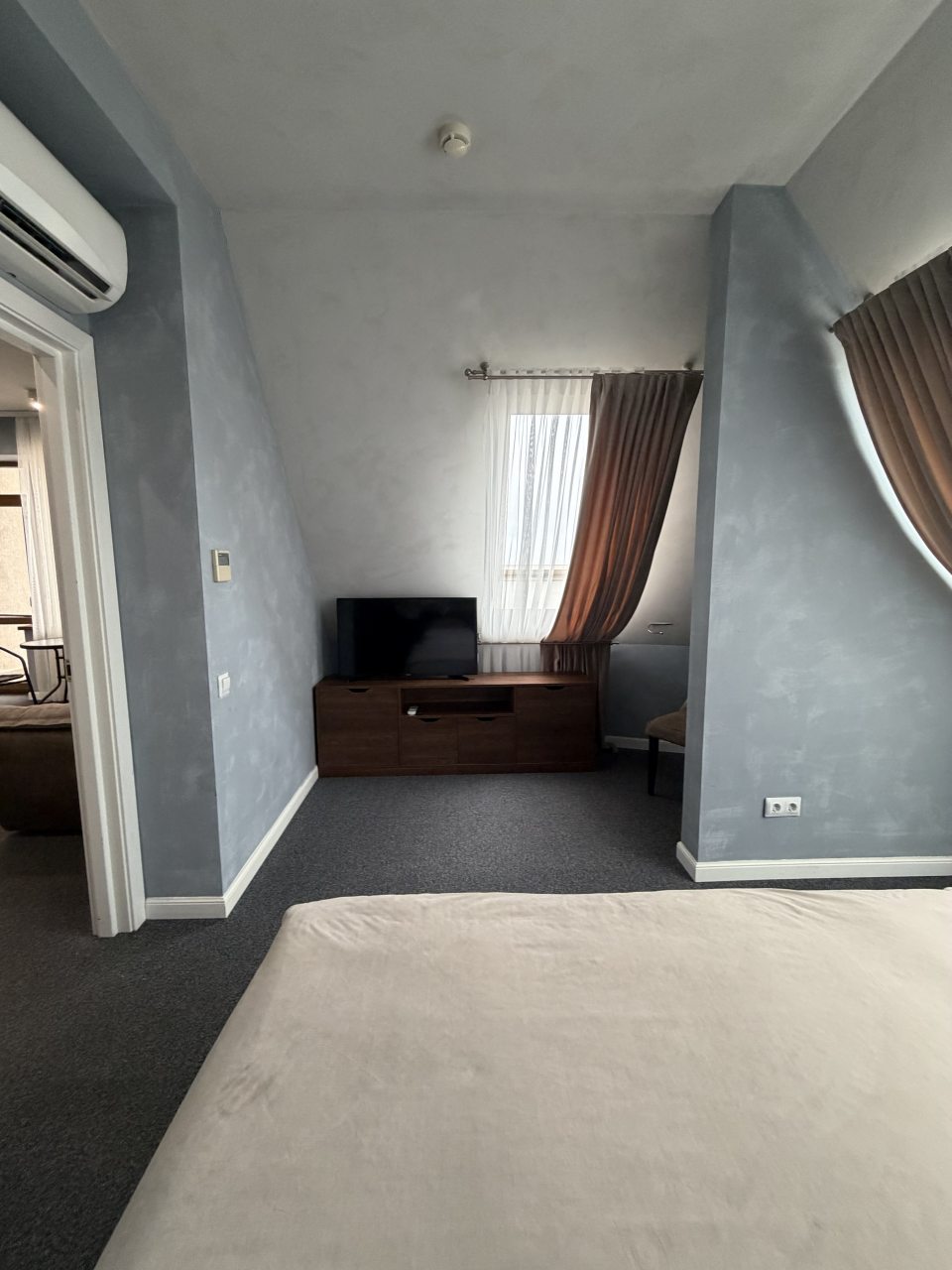 Люкс, Отель Петр