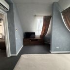 Люкс, Отель Петр